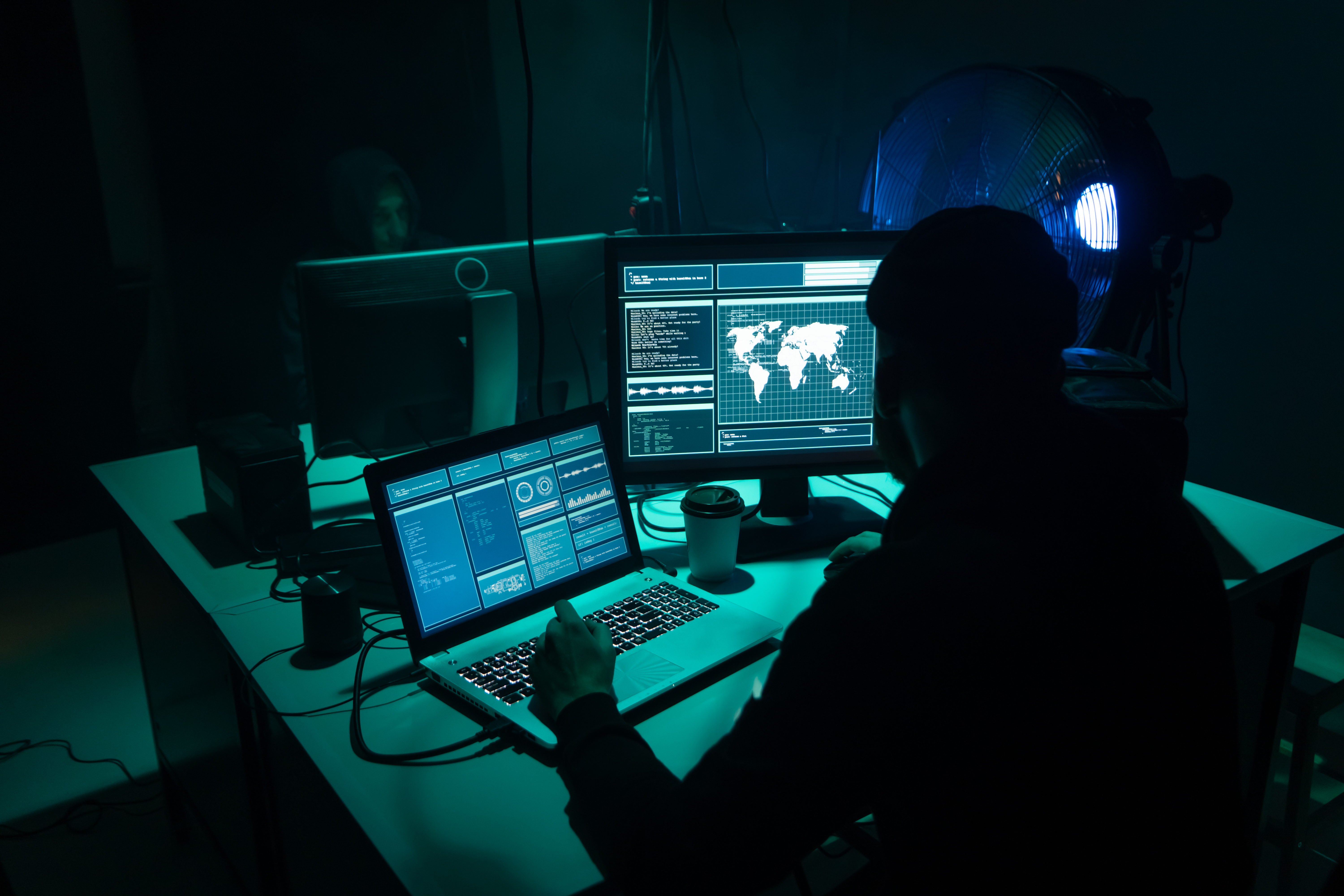 betrueger-stehlen-ueber-gehackten-beeple-twitter-account-70-000-usd