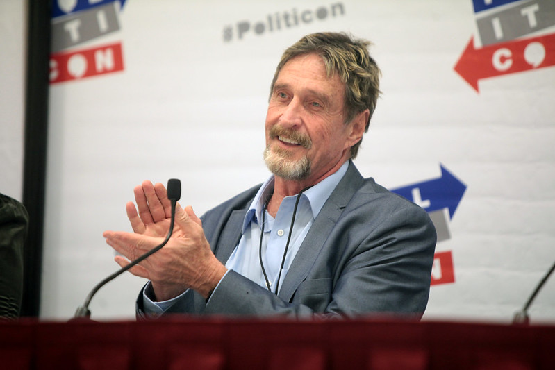 john-mcafee-nennt-bitcoin-btc-wertlos-empfiehlt-jetzt-diese-altcoins