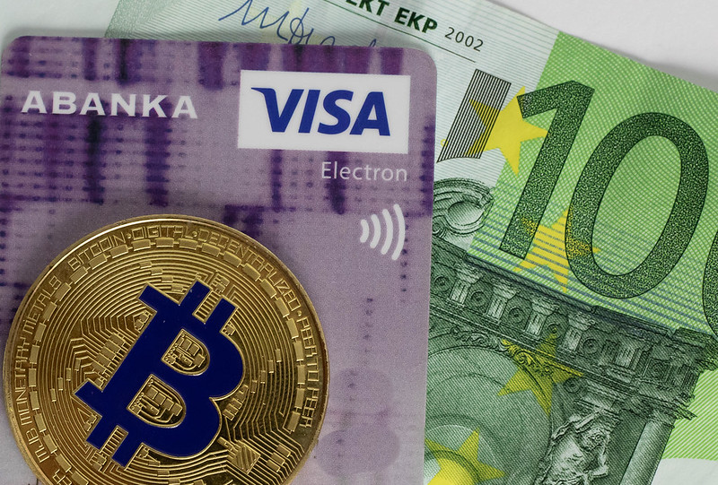 bezahlen-mit-bitcoin-binance-mit-debitkarte-am-start