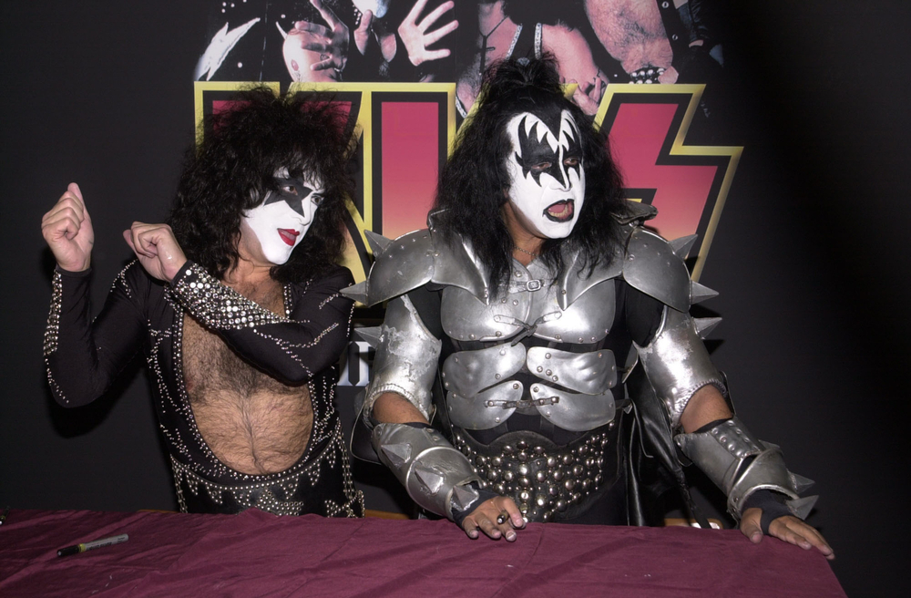 gene-simmons-verkauft-behaelt-trotz-krypto-winter-seine-kryptwaehrungen